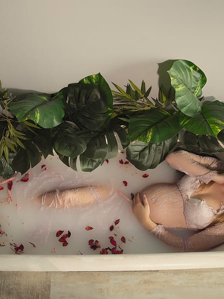 fotos de embarazo en bañera con leche y plantas